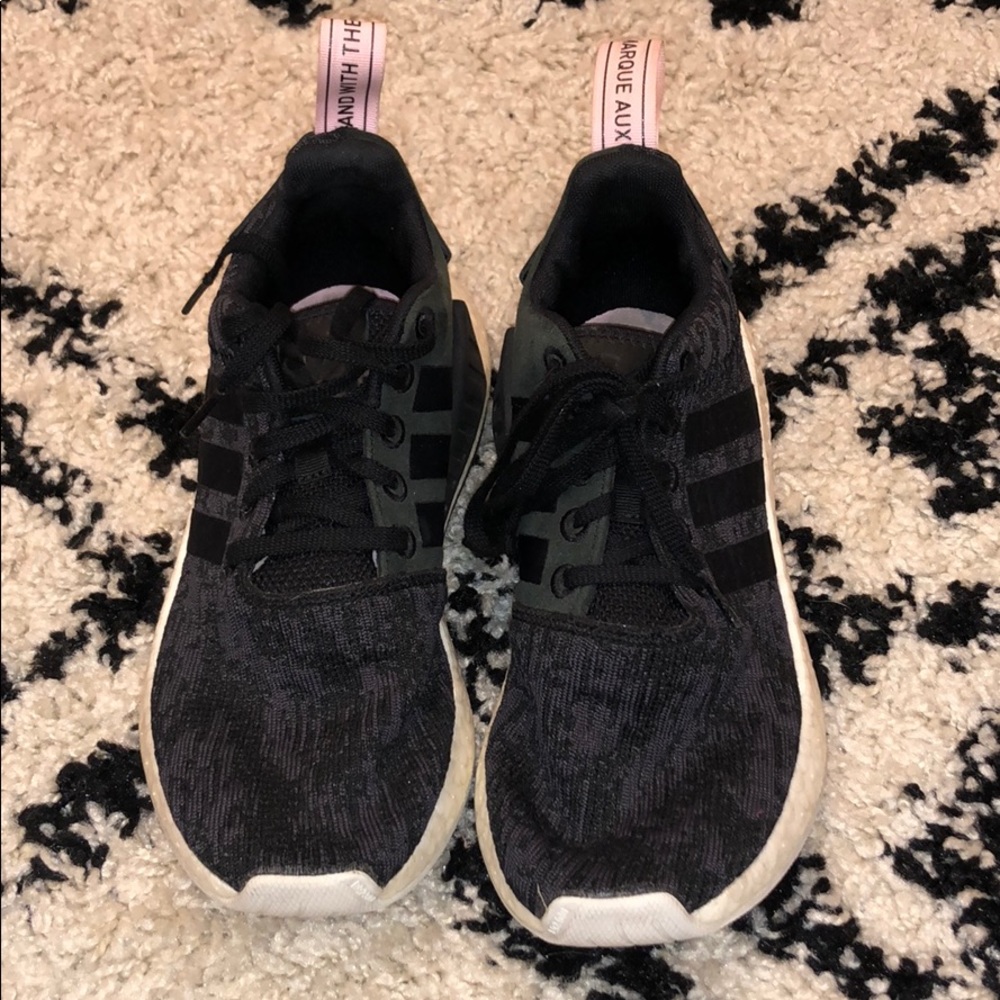 adidas nmd blackish grey w pink stripe